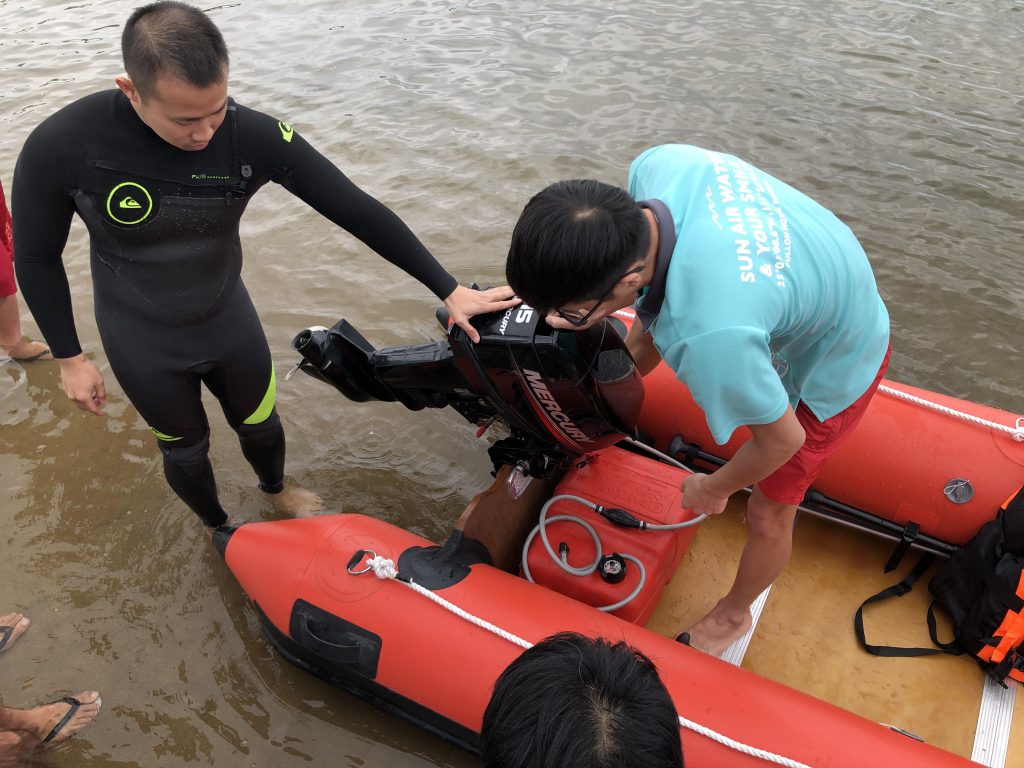 救生員最常使用的救援器材為「魚雷浮標」或「救援板」，海巡則會穿著救生衣開IRB（橡皮艇）前往救援