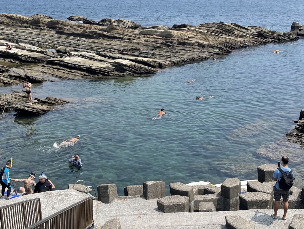 目前雙北市有超過150公分深的游泳池不多，民眾也可到海邊的游泳池自主練習