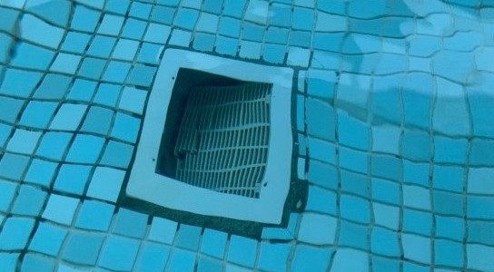 排水孔意外破裂致人差點溺水：談飯店泳池潛藏風險與因應之道