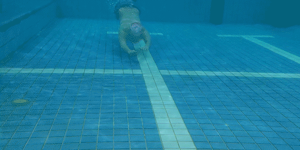 在水下來去自如的游泳技巧 – 潛泳