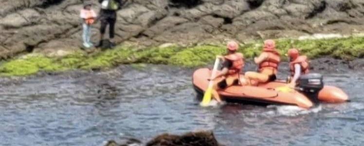 新聞報報19 – 玩獨木舟沒綁好漂走，父女檔受困礁岩​