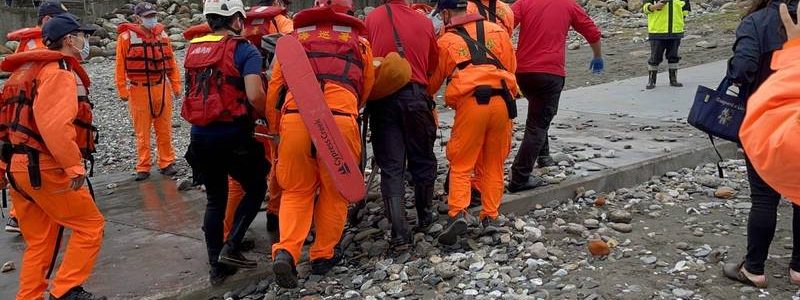 新聞報報9 – 宜蘭豆腐岬驚傳釣客被大浪打落海，送醫搶救不治​